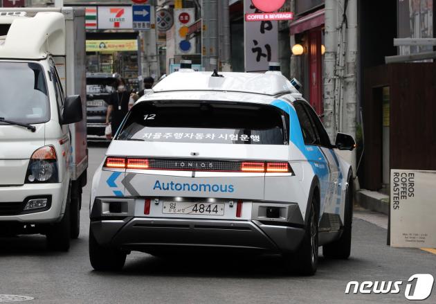지난해 6월 현대자동차의 자율주행 전기차 로보라이드가 서울 강남구에서 시범운행을 하고 있다. 2022.6.9/뉴스1 ⓒ News1 박세연 기자