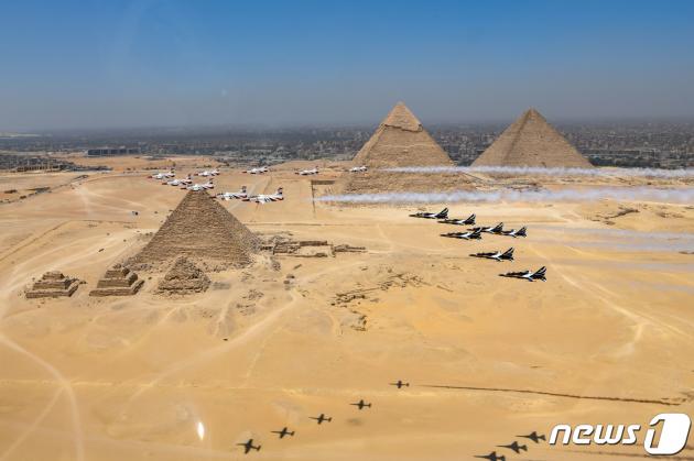 공군 특수비행팀 블랙이글스가 이집트 피라미드 에어쇼에서 이집트 공군 특수비행팀 실버스타즈와 우정비행을 하고 있다. (공군 제공) 2022.8.4/뉴스1
