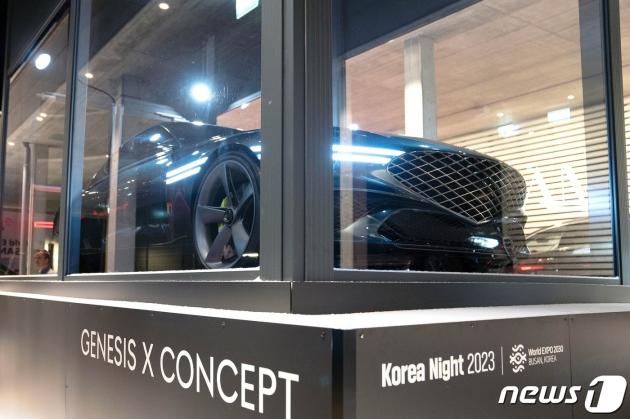 현대차그룹은 18일(현지시간) ‘한국의 밤’ 행사가 열린 스위스 다보스 아메론호텔에 부산세계박람회 로고가 적용된 투명 컨테이너를 설치하고 그 안에 콘셉트카 ‘제네시스 엑스(Genesis X)’를 전시, 2030 세계박람회 후보지 부산 알리기를 진행했다.(현대차그룹 제공)