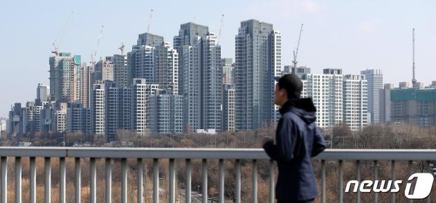 19일 서울 동작대교에서 한 시민이 서초구 일대 아파트를 바라보고 있다. 2023.2.19/뉴스1 ⓒ News1 박지혜 기자