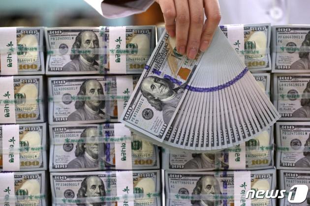 8일 오후 서울 중구 하나은행 위변조대응센터에서 은행 직원이 달러를 정리하고 있다. 2023.3.8/뉴스1 ⓒ News1 신웅수 기자