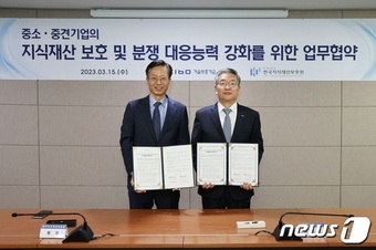 김종호 기술보증기금 이사장(오른쪽)과 김용선 한국지식재산보호원 원장(사진 왼쪽)이 업무협약을 체결하고 있다. (기보 제공)