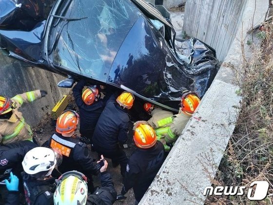 지난해 12월 6일 강원 강릉에서 발생한 차량 추락 사망사고.(강릉소방서 제공) /뉴스1