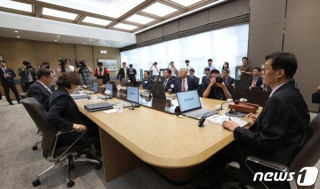이창용 한국은행 총재가 25일 서울 중구 한국은행에서 열린 금융통화위원회를 주재하고 있다. /뉴스1
