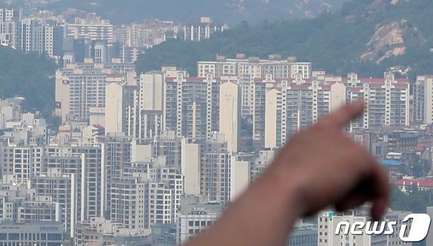 4일 서울 중구 남산 전망대를 찾은 시민들이 도심 속 아파트 단지를 바라보고 있다. 2023.6.4/뉴스1 ⓒ News1 김성진 기자