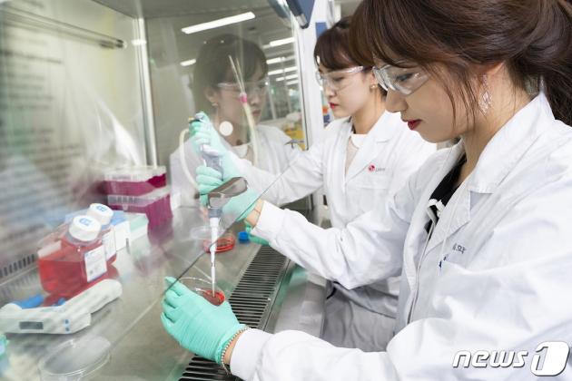LG화학 생명과학사업본부 직원들이 신약 연구를 진행하고 있다.(LG화학 제공)