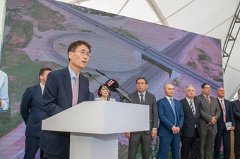 함진규 한국도로공사 사장이 카자흐스탄 알마티 순환도로 개통식에 참석해 축사하고 있다. /도로공사 제공