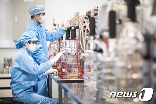 대웅제약 연구원들이 실험실에서 신약 개발 연구에 집중하고 있다.(대웅제약 제공)/뉴스1 ⓒ News1