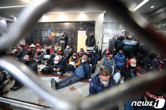 민주노총 전국택배노조원들이 CJ대한통운 본사를 기습 점거한 모습. 2022.2.10/뉴스1 DB ⓒ News1 허경 기자