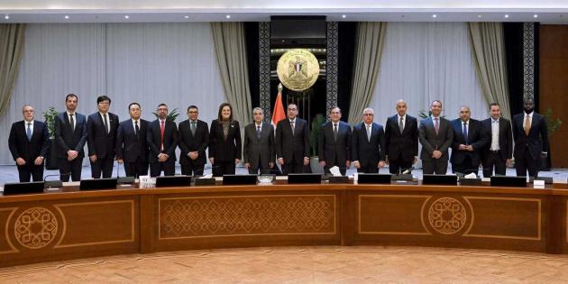 지난 28일(현지시각) 이집트 카이로 정부청사 총리실에서 열린 협약식에서 배성준 SK에코플랜트 에너지사업단장(왼쪽 4번째)과 왕 즈이(Wang Zhi) CSCEC 북아프리카 대표(왼쪽 3번째)가 무스타파 마드불리(Mostafa Madbouly) 이집트 총리(왼쪽 9번째)를 비롯한 이집트 정부 관계자들과 기념촬영을 하는 모습(SK에코플랜트 제공).