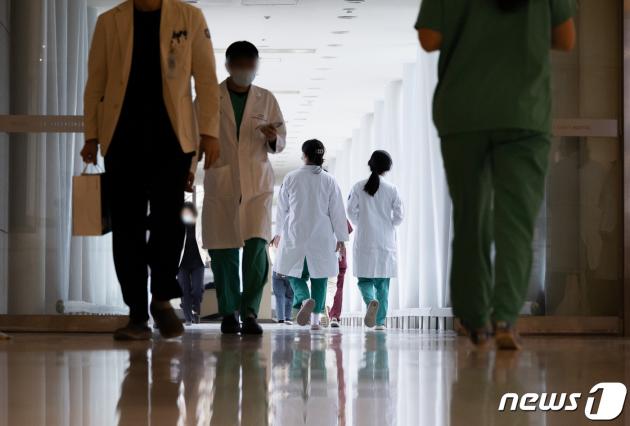 서울의 한 대형병원에서 의료진들이 발걸음을 옮기고 있다.  2024.2.29/뉴스1 ⓒ News1 이재명 기자