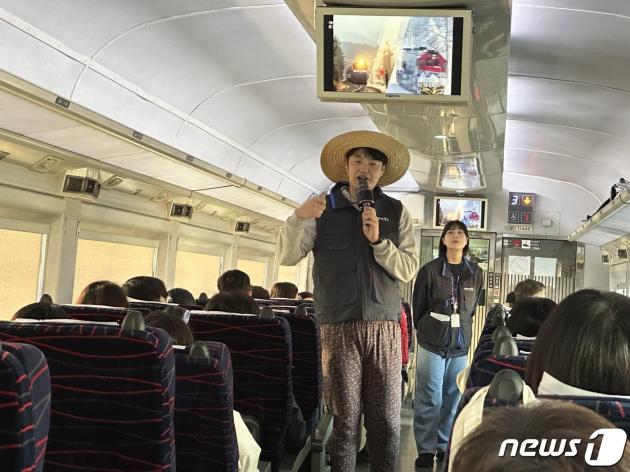 15일 '3월엔, 여기로' 관계자들이 충북 로컬여행 중 태안 프로그램에 참여한 관광객들을 대상으로 기차 안 뽑기 이벤트를 진행하고 있다. ⓒ News1 윤슬빈 기자