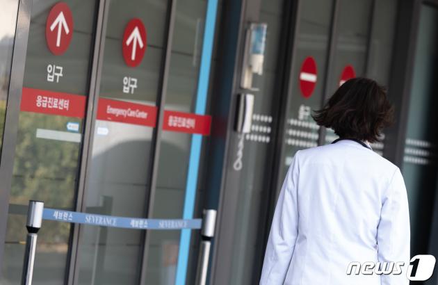 15일 서울의 한 대학병원 응급진료센터로 의료진이 발걸음을 옮기고 있다. 2024.3.15/뉴스1 ⓒ News1 이재명 기자
