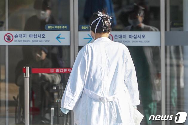 전공의들의 집단행동이 한 달째를 맞은 18일 서울의 한 대학병원에서 한 의사가 진료현장으로 향하고 있다.  2024.3.18/뉴스1 ⓒ News1 민경석 기자