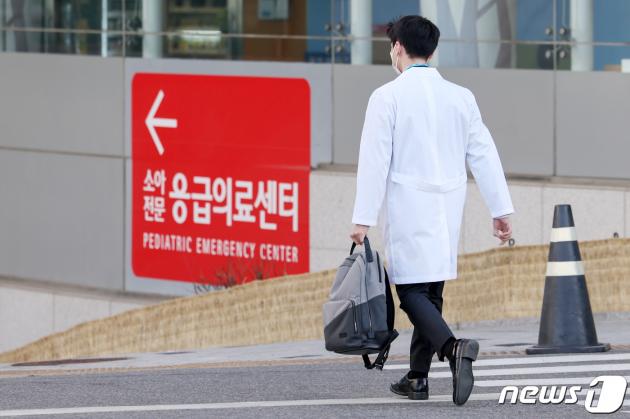 전공의들의 집단행동이 한 달째를 맞은 18일 서울의 한 대학병원에서 한 의사가 소아전문 응급의료센터로 향하고 있다. 2024.3.18/뉴스1 ⓒ News1 민경석 기자