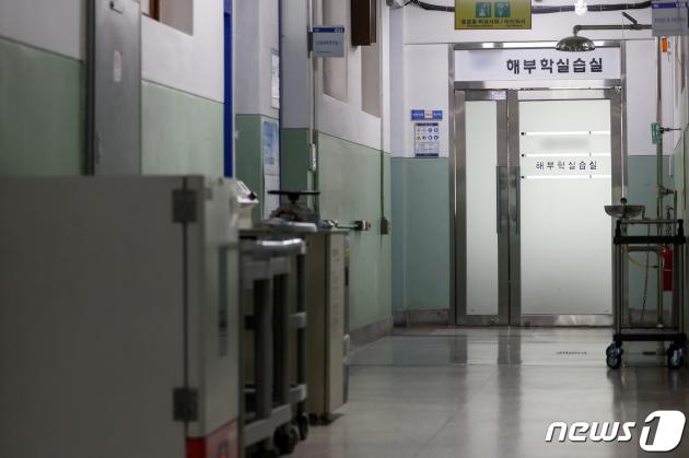 정부가 의대 정원 대학별 배정 결과를 확정한 20일 서울의 한 의과대학 복도가 한산한 모습을 보이고 있다. /뉴스1 ⓒ News1 민경석 기자