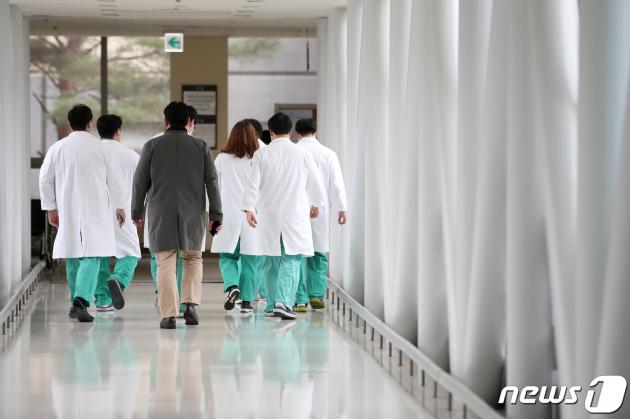 의료대란이 장기화되고 있는 가운데 지난 28일 서울의 한 대학병원에서 의료진이 이동하고 있다. 2024.3.28/뉴스1 ⓒ News1 이승배 기자