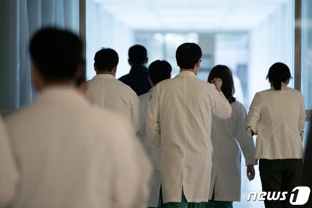 의료대란이 장기화되고 있는 가운데 28일 서울의 한 대학병원에서 의료진이 이동하고 있다. 한편 정부는 이날 브리핑을 통해 전공의의 과중한 근무시간을 단축하기 위해 오는 5월부터 시범사업을 실시할 계획이라고 밝혔다. 2024.3.28/뉴스1 ⓒ News1 이승배 기자